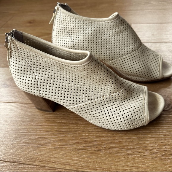 Italian leather peep toe summer bootie. Stack heel, back zipper size 40 - Picture 3 of 5